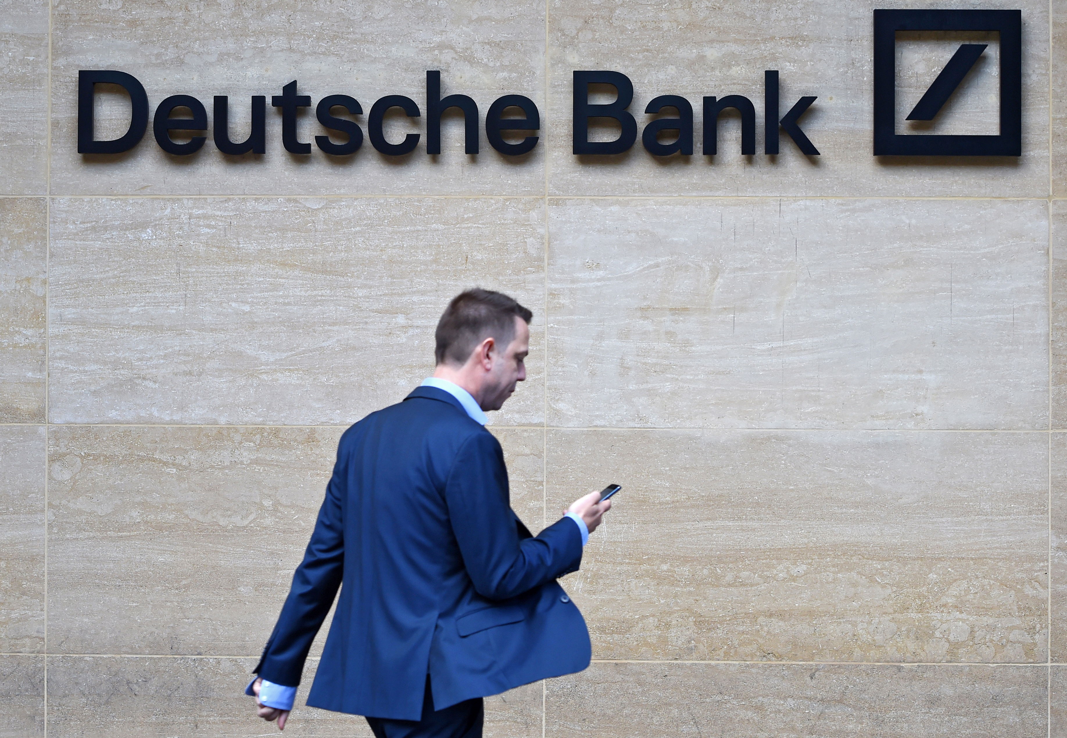 Deutsche Bank anuncia reducción de personal con un plan de tres años. (Foto Prensa Libre: EFE)