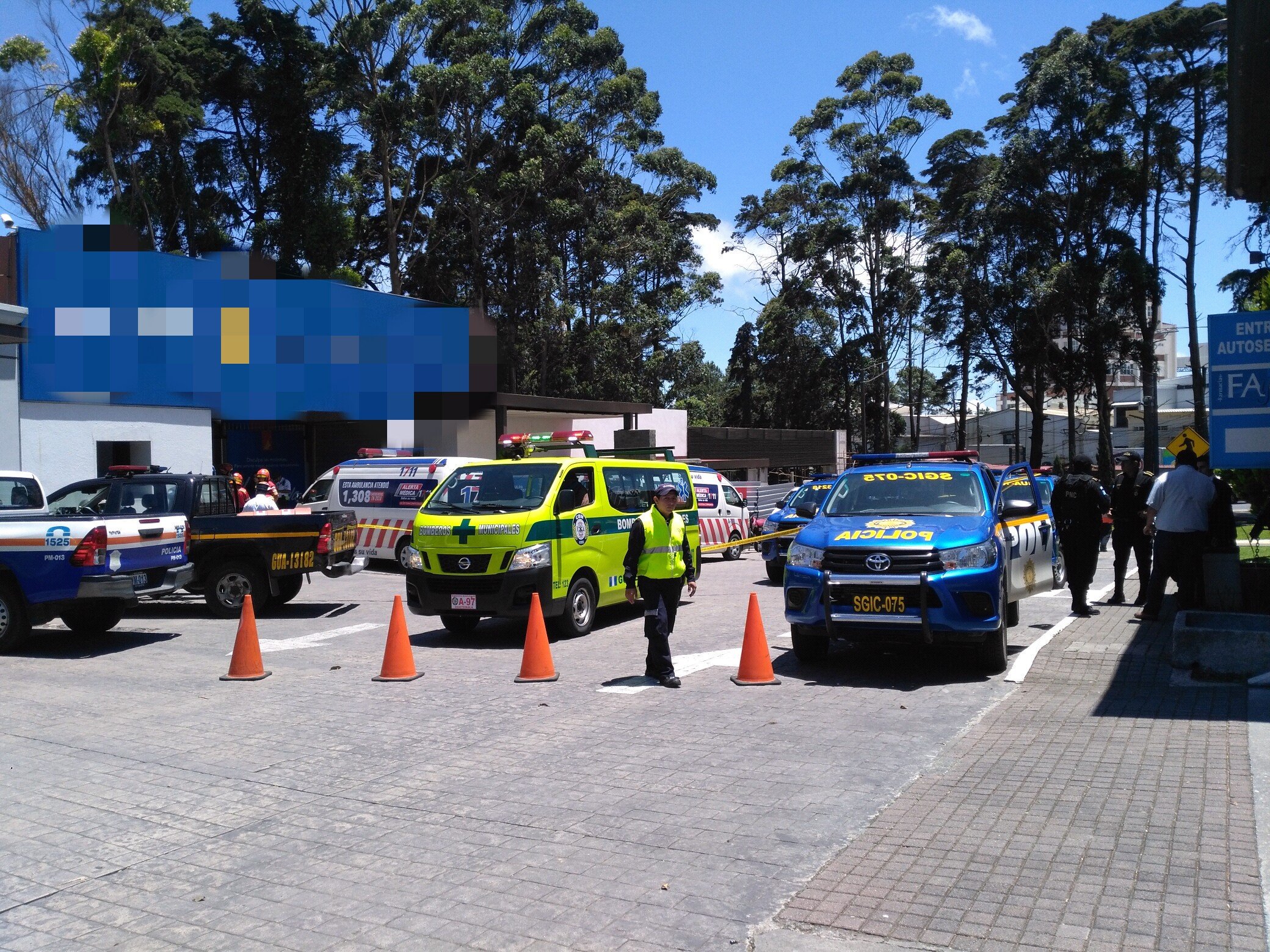 Socorristas y policías, en el lugar del supuestos atraco a una agencia bancaria. (Foto: Bomberos Municipales)