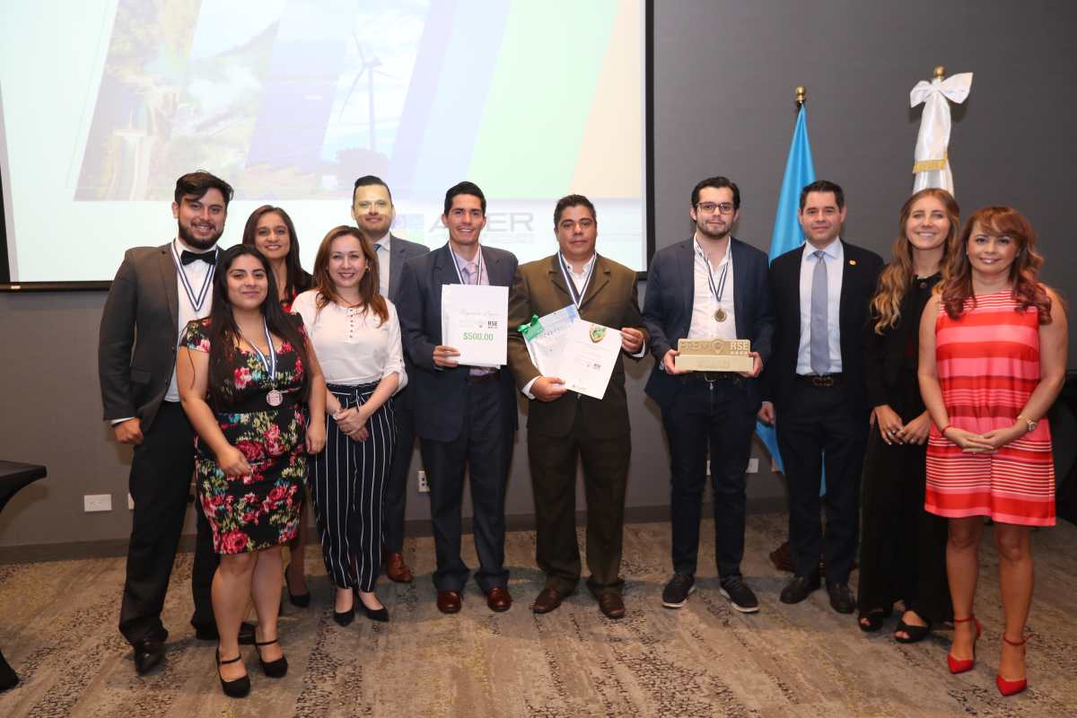 Ganadores del primer premio Ager RSE para fomentar el espíritu innovador en las universidades guatemaltecas. Les acompañan impulsores del reconocimiento. (Foto, Prensa Libre: Érick Ávila).