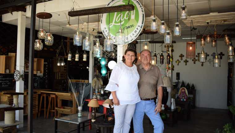 Lissette Galindo de Citalán y Fredy Citalán    han impulsado su emprendimiento de lámparas artesanales elaboradas  con productos reciclados, vidrio,
 botellas, metal, madera y otros. Hoy se enorgullecen de un sueño que empezó con poco. (Foto, Prensa Libre: Claudia Martínez).
