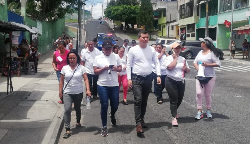Unos 25 vecinos de la colonia El Paraíso II, participaron en una caminata para pedir mejoras de atención y diagnóstico de pacientes con síntomas de dengue. (Foto Prensa Libre: Cortesía)
