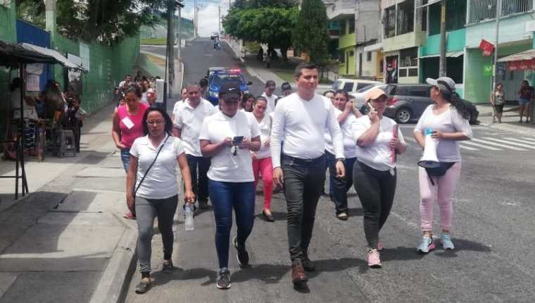 Unos 25 vecinos de la colonia El Paraíso II, participaron en una caminata para pedir mejoras de atención y diagnóstico de pacientes con síntomas de dengue. (Foto Prensa Libre: Cortesía)

