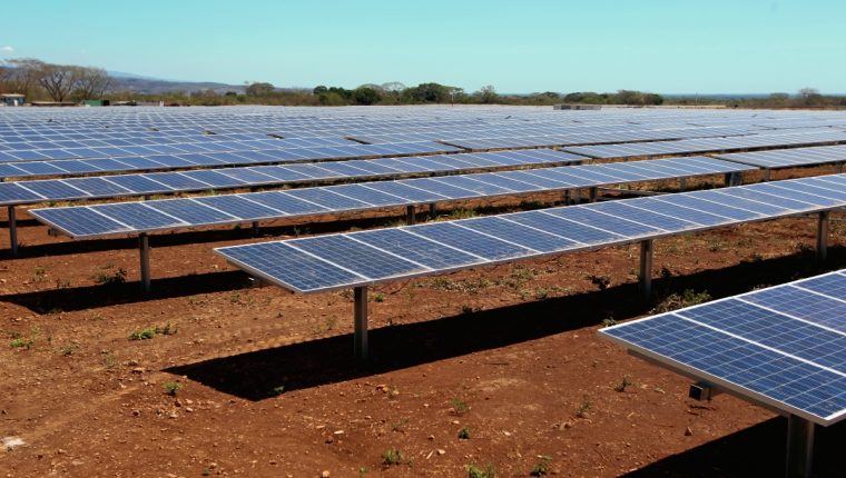 Entre los proyectos del Inde está la  licitación de 5 generadoras de energía solar en el oriente del país. (Foto Prensa Libre: Álvaro Interiano)