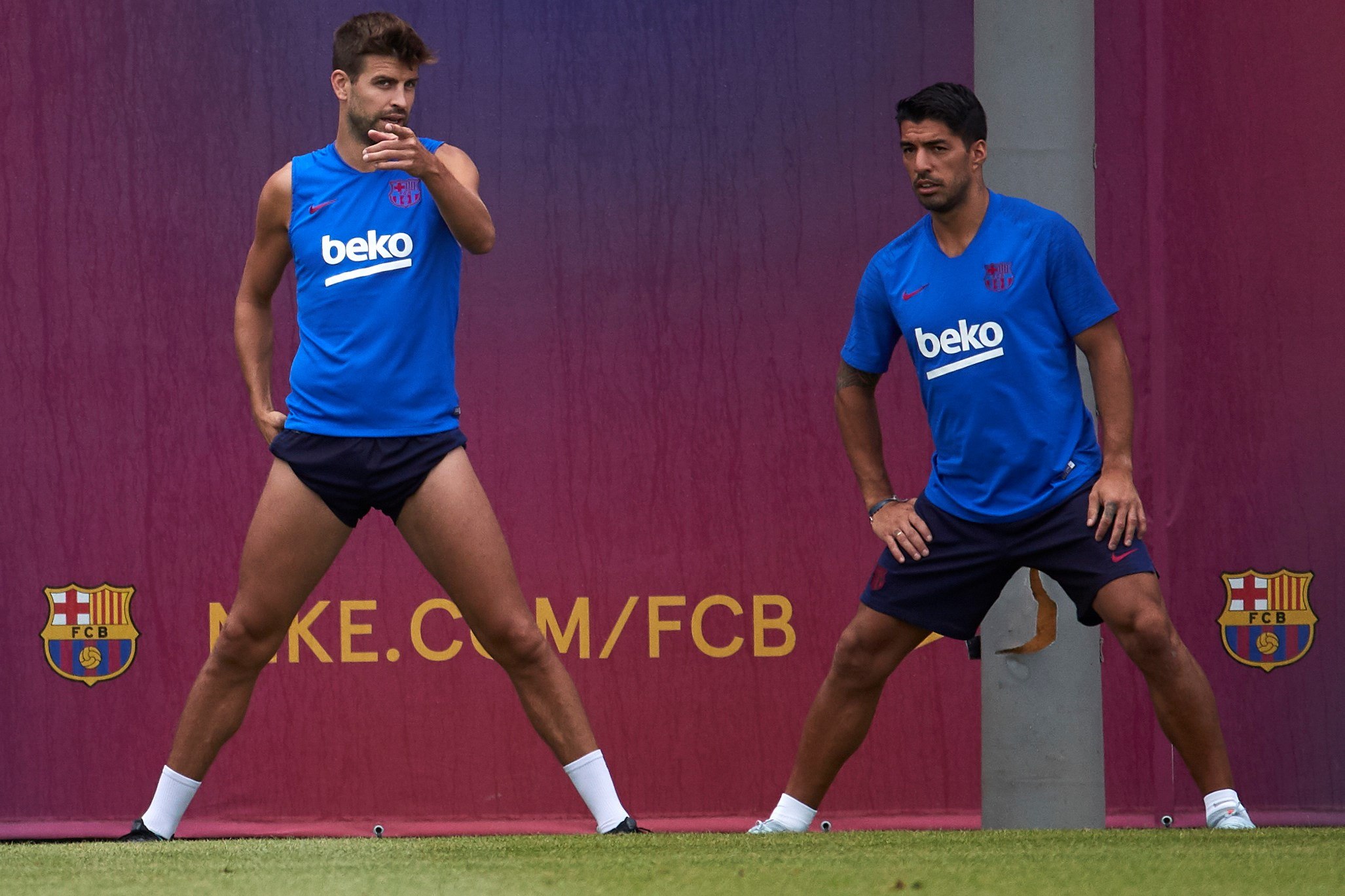 Los jugadores del FC Barcelona Luis Suárez y Gerard Piqué, durante el entrenamiento de pretemporada realizado este miércoles. (Foto Prensa Libre: EFE).