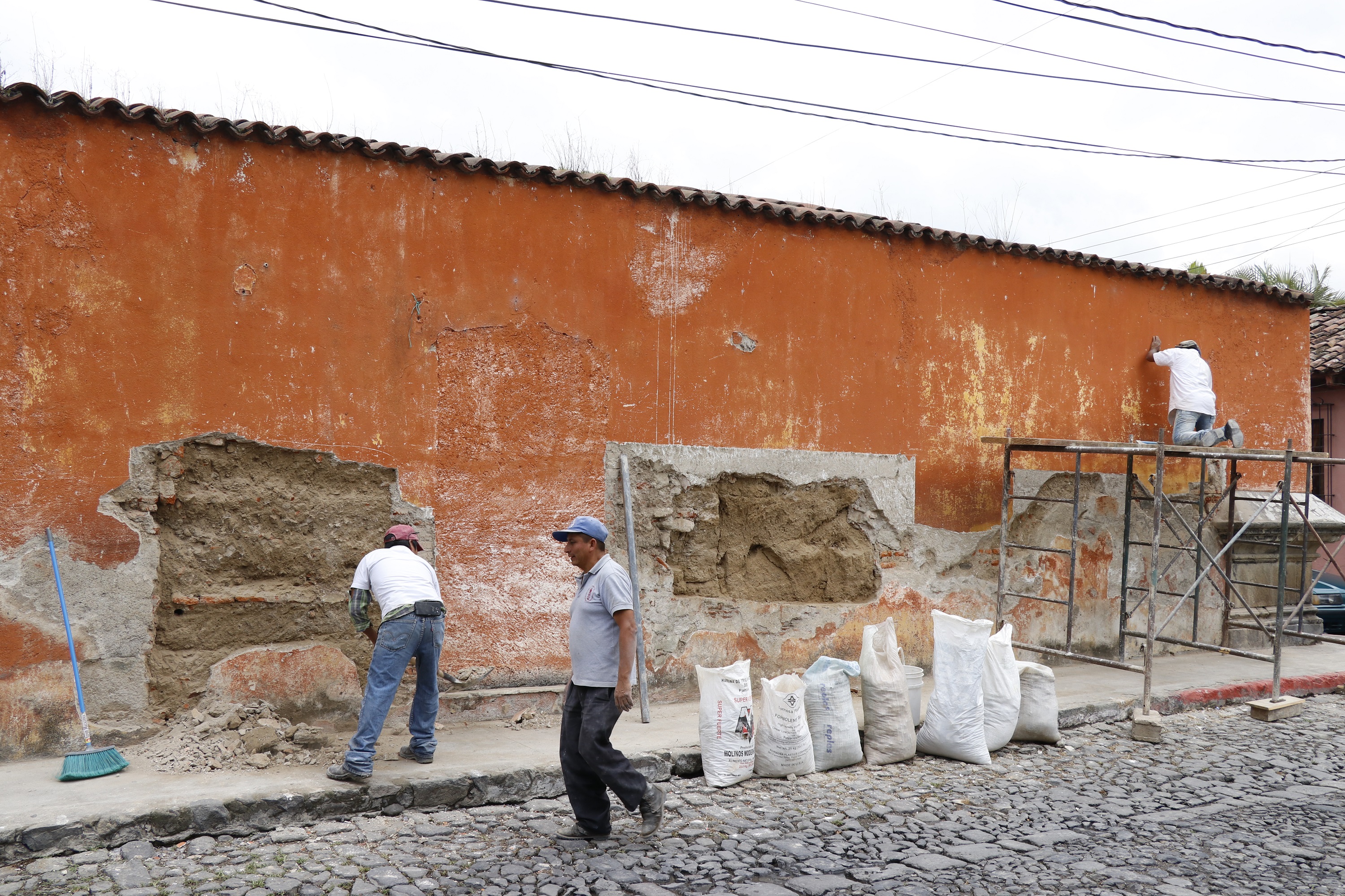 



Trabajadores del CNPAG retiran repello dañado de uno de los inmuebles intervenidos en el barrio Escuela de Cristo de Antigua Guatemala. (Foto Prensa Libre: Julio Sicán)
