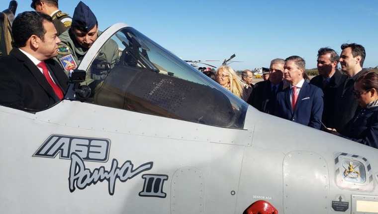 El presidente Jimmy Morales se sube al avión Pampa III en el cierre de la negociación de la compra de esas aeronaves. (Foto Prensa Libre: Cortesía)
