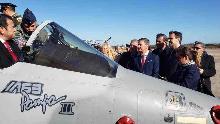 El presidente Jimmy Morales se sube al avión Pampa III en el cierre de la negociación de la compra de esas aeronaves. (Foto Prensa Libre: Cortesía)  
