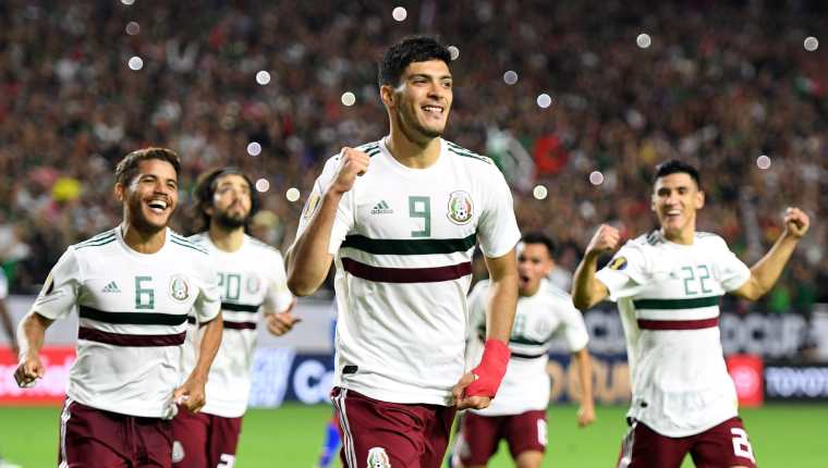 Así festejaron los jugadores de México, el gol de Jiménez. (Foto Prensa Libre: AFP)