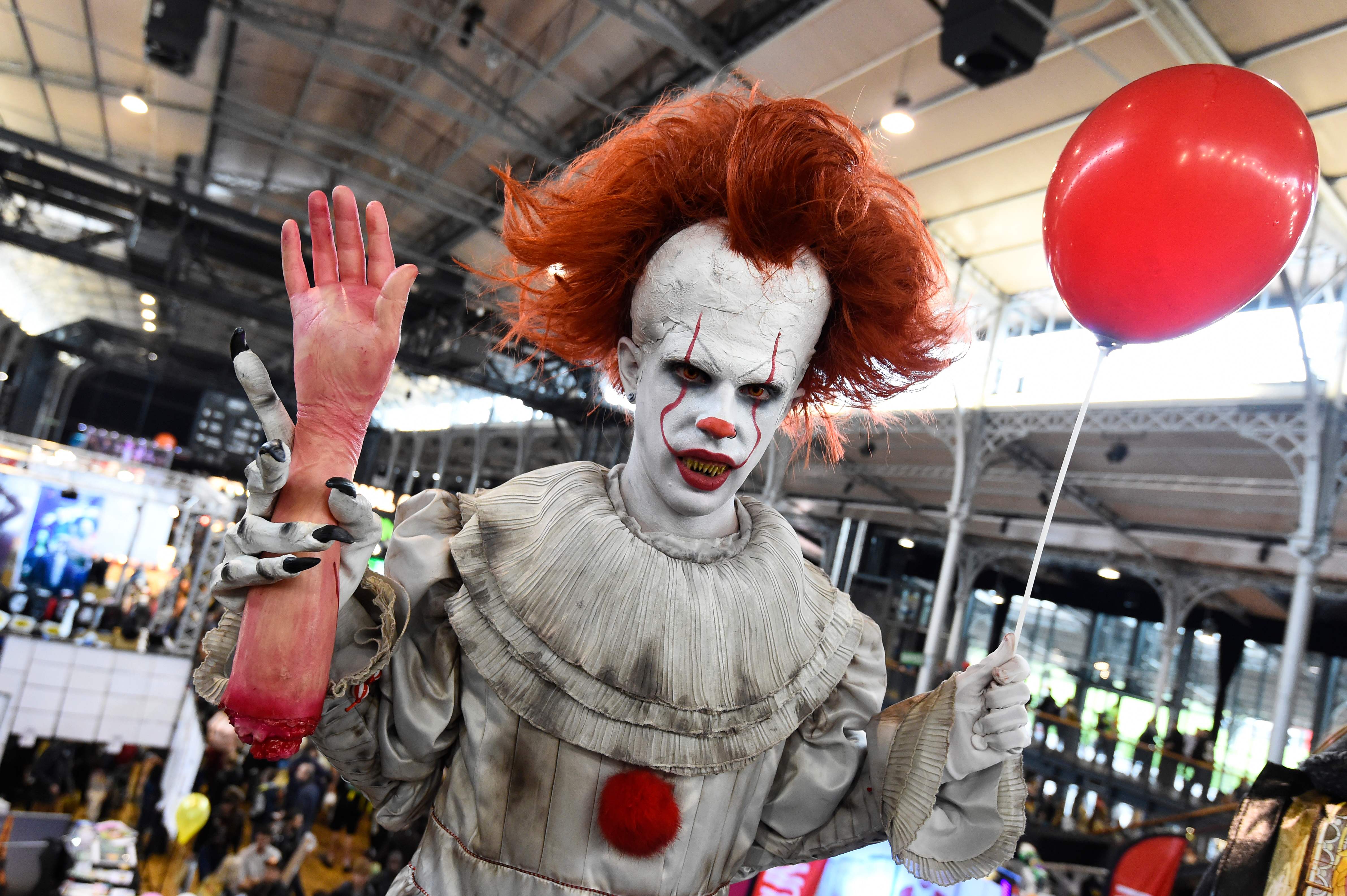 Un cosplayer vestido como Pennywise de “It” posa durante el festival Comic Con en la Grande Halle de la Villette en París. (Foto Prensa Libre: AFP)