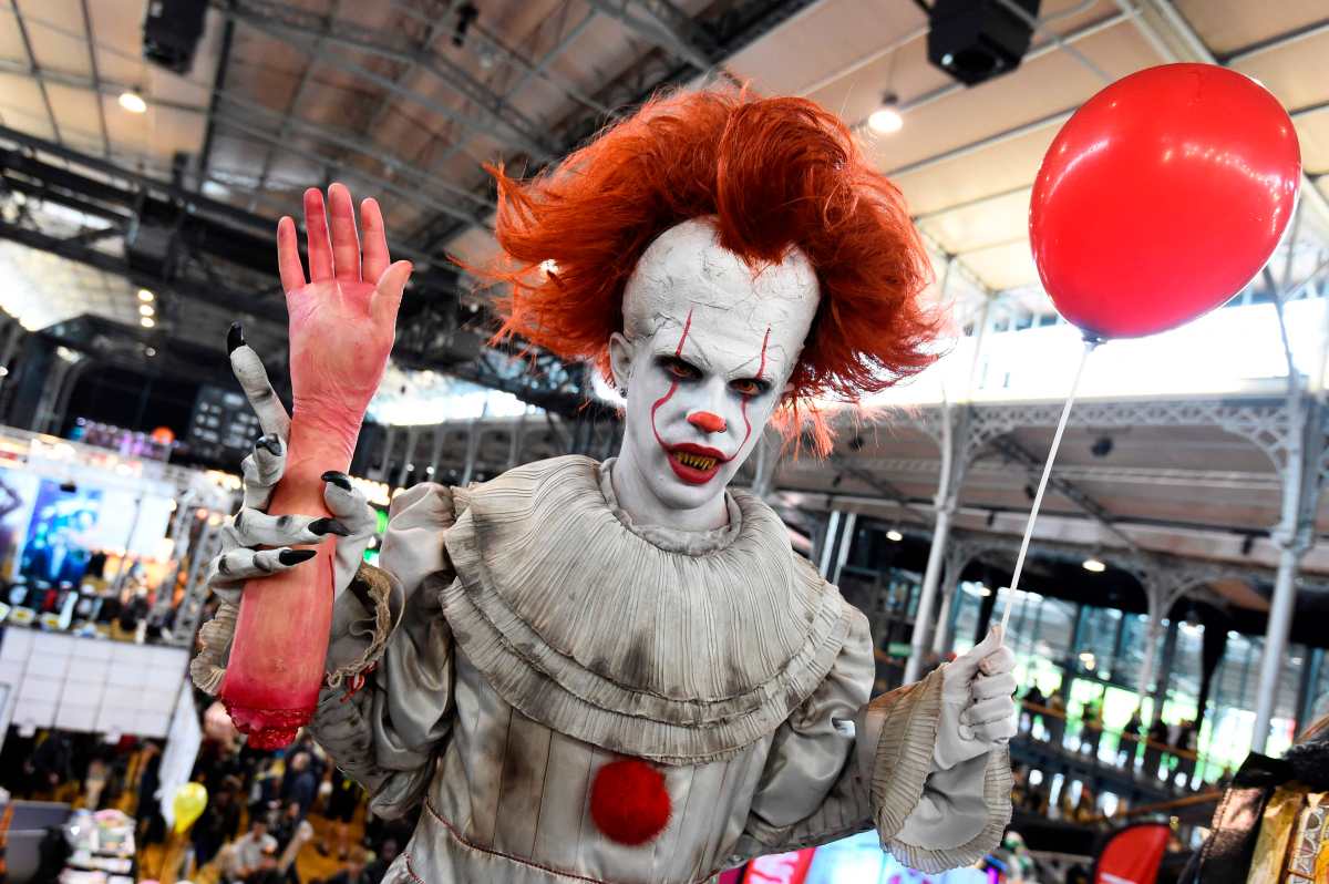 Un cosplayer vestido como Pennywise de “It” posa durante el festival Comic Con en la Grande Halle de la Villette en París. (Foto Prensa Libre: AFP)