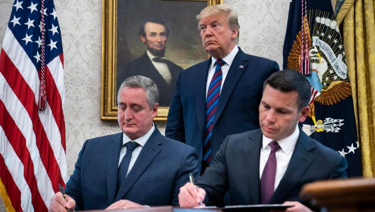 Enrique Degenhart y Kevin McAleenan firman el acuerdo, ante la mirada de Donald Trump. (Foto Prensa Libre: EFE) 