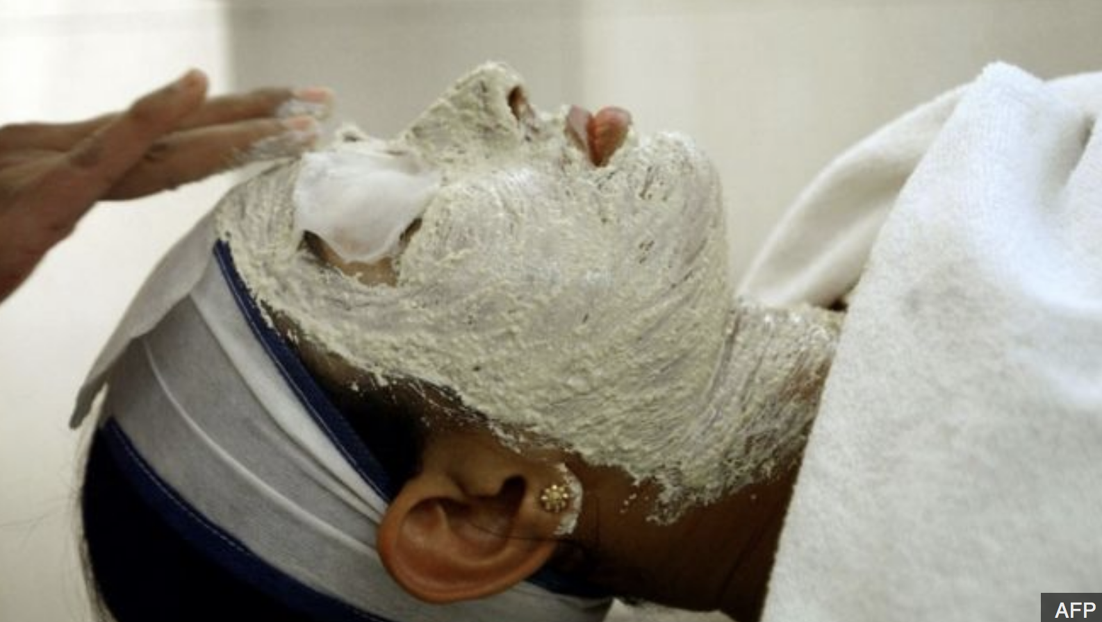 Los tratamientos faciales y blanqueadores frecuentemente se conocen como "limpieza" de color. (Foto Prensa Libre: AFP)