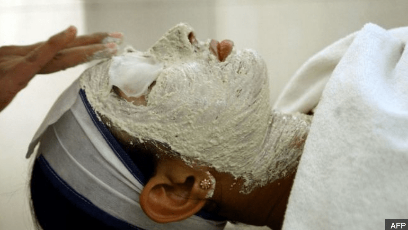 Los tratamientos faciales y blanqueadores frecuentemente se conocen como "limpieza" de color. (Foto Prensa Libre: AFP)