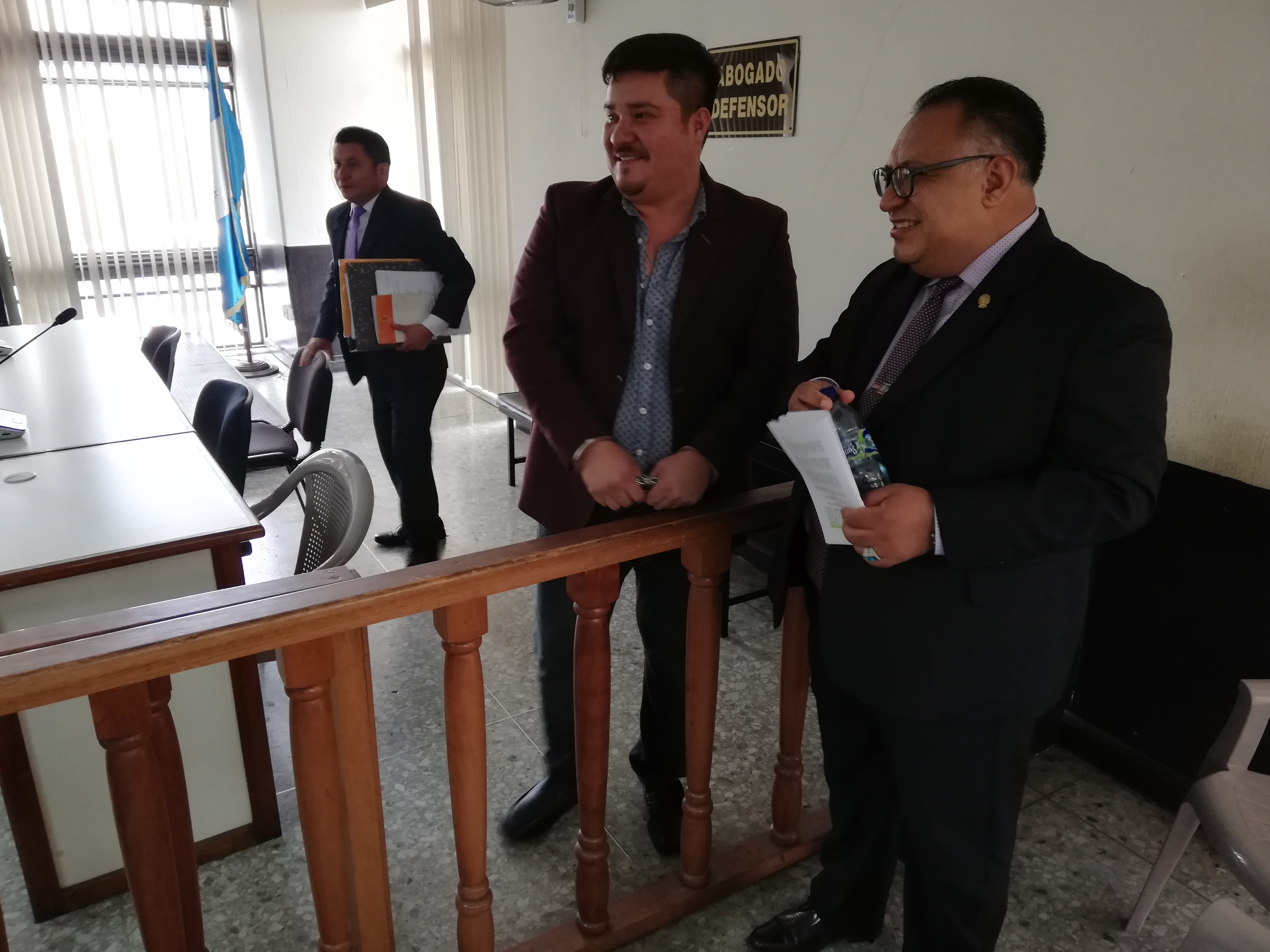 Gary Othoniel Paredes Mazariegos junto con sus abogados Juventino Chitay y Miguel López en la sala de audiencias del Tribunal Tercero Penal. (Foto Prensa Libre: Kenneth Monzón)