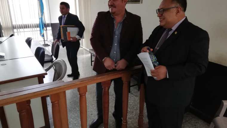 Gary Othoniel Paredes Mazariegos junto con sus abogados Juventino Chitay y Miguel López en la sala de audiencias del Tribunal Tercero Penal. (Foto Prensa Libre: Kenneth Monzón)