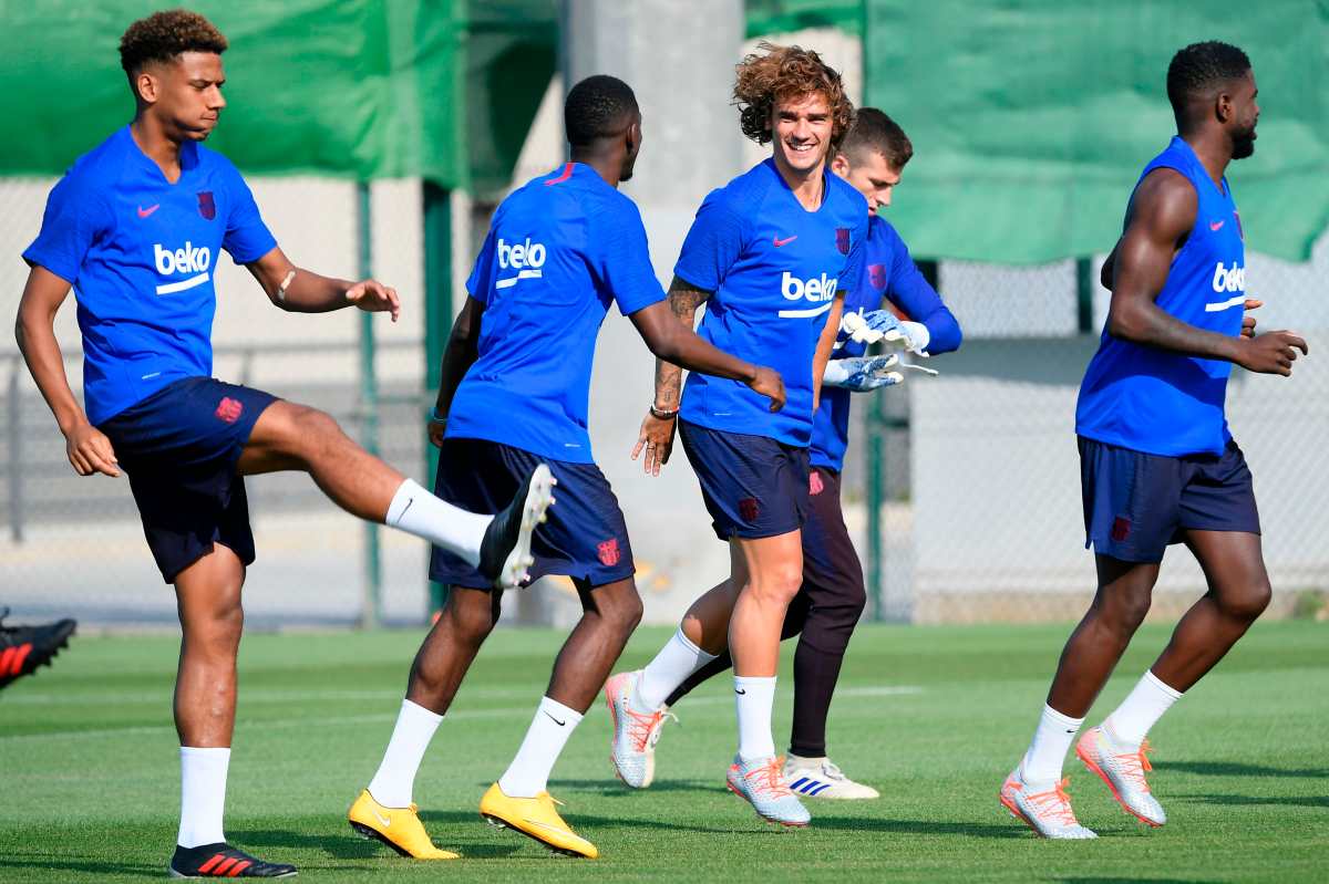  Antoine Griezmann (centro) vive momentos de emociones con el FC Barcelona. (Foto Prensa Libre: AFP)