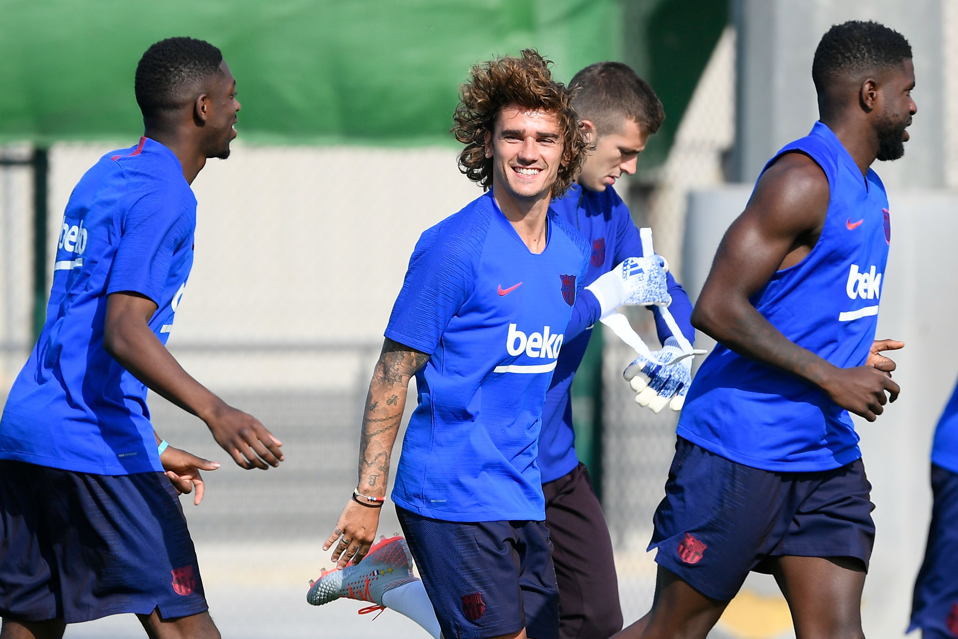  Antoine Griezmann luce motivado con sus nuevos compañeros de equipo. (Foto Prensa Libre: AFP)