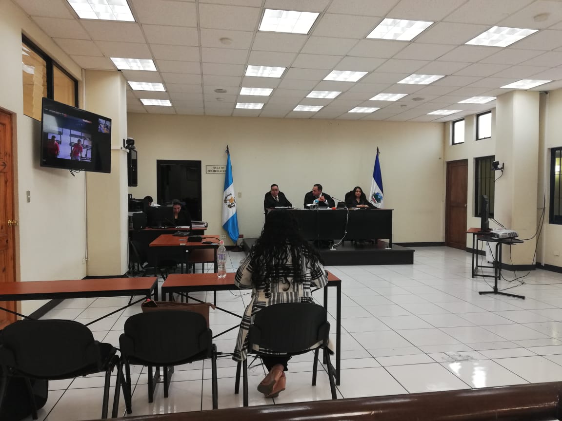 Los responsables del crimen presenciaron el debate por medio de una videoconferencia, se encuentran recluidos en Guatemala y por seguridad no fueron trasladados a Xela. (Foto Prensa Libre: María Longo) 