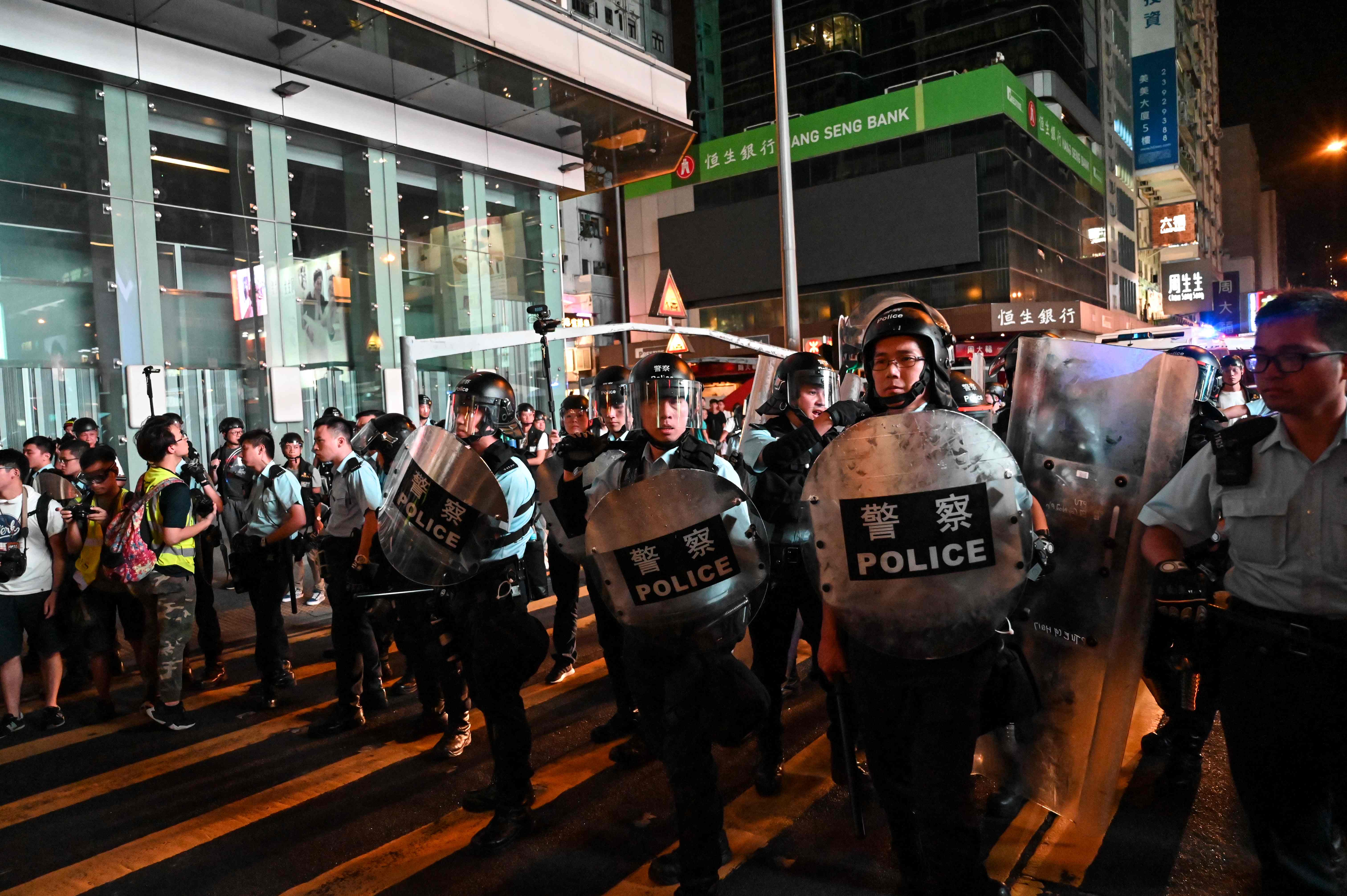 Policía dispersa en Hong Kong a manifestantes que se oponen a proyecto de ley de extradición. (Foto Prensa Libre: AFP). 