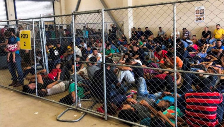 Esta fotografía muestra a migrantes hacinados en el centro de detención en McAllen, Texas y fue captada por personal de la DHS. (Foto Presa Libre: Cortesía DHS)