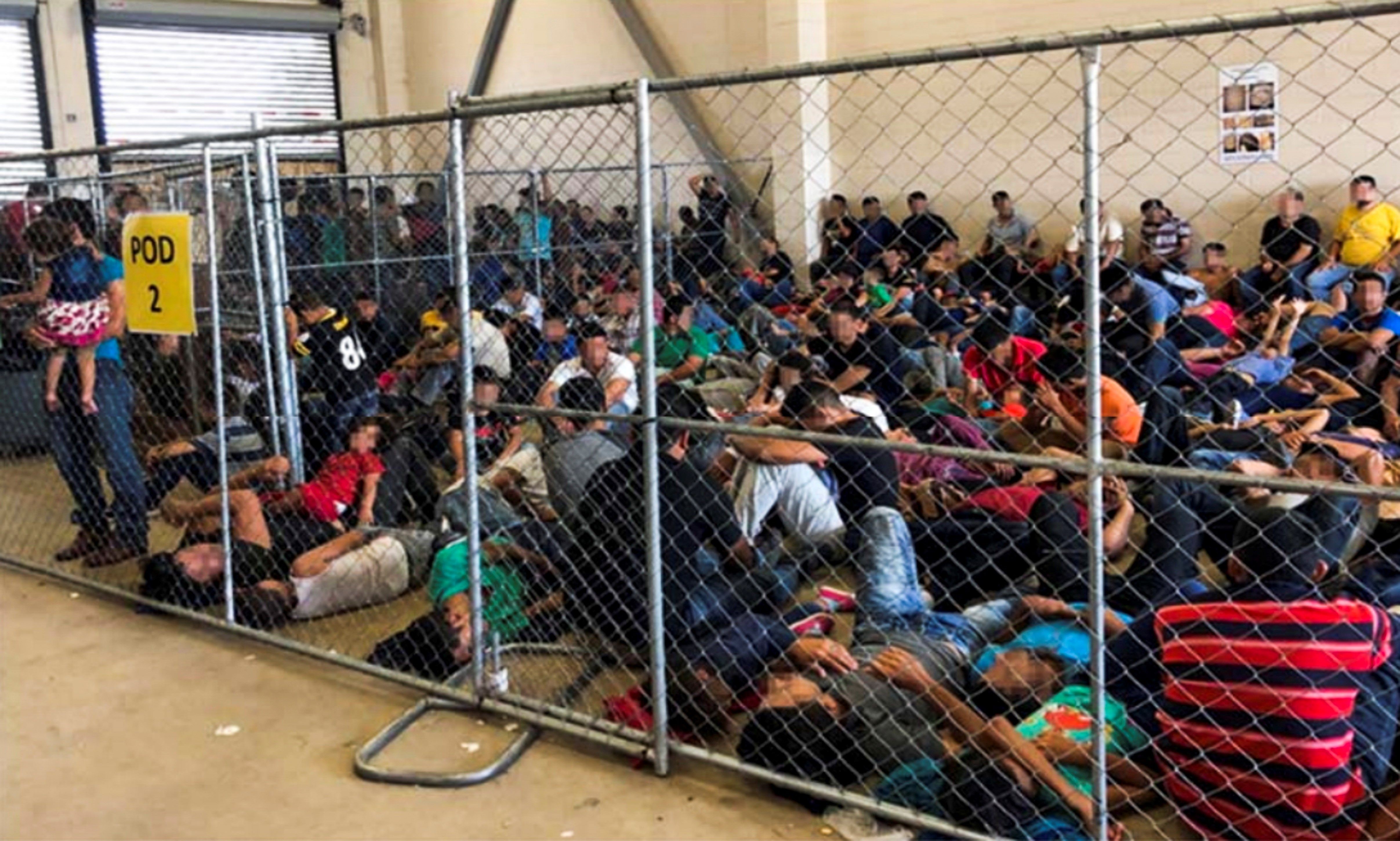 Esta fotografía muestra a migrantes hacinados en el centro de detención en McAllen, Texas y fue captada por personal de la DHS. (Foto Presa Libre: Cortesía DHS) 