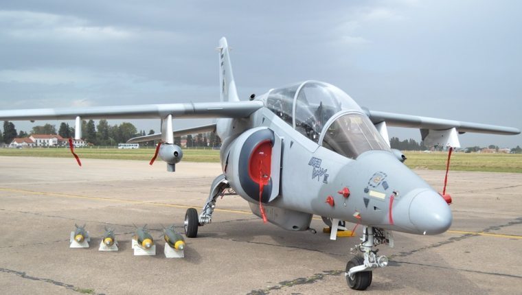El avión IA-63 Pampa III es el modelo que el Ministerio de la Defensa quiere adqurir. (Foto Prensa Libre: Hemeroteca PL). 