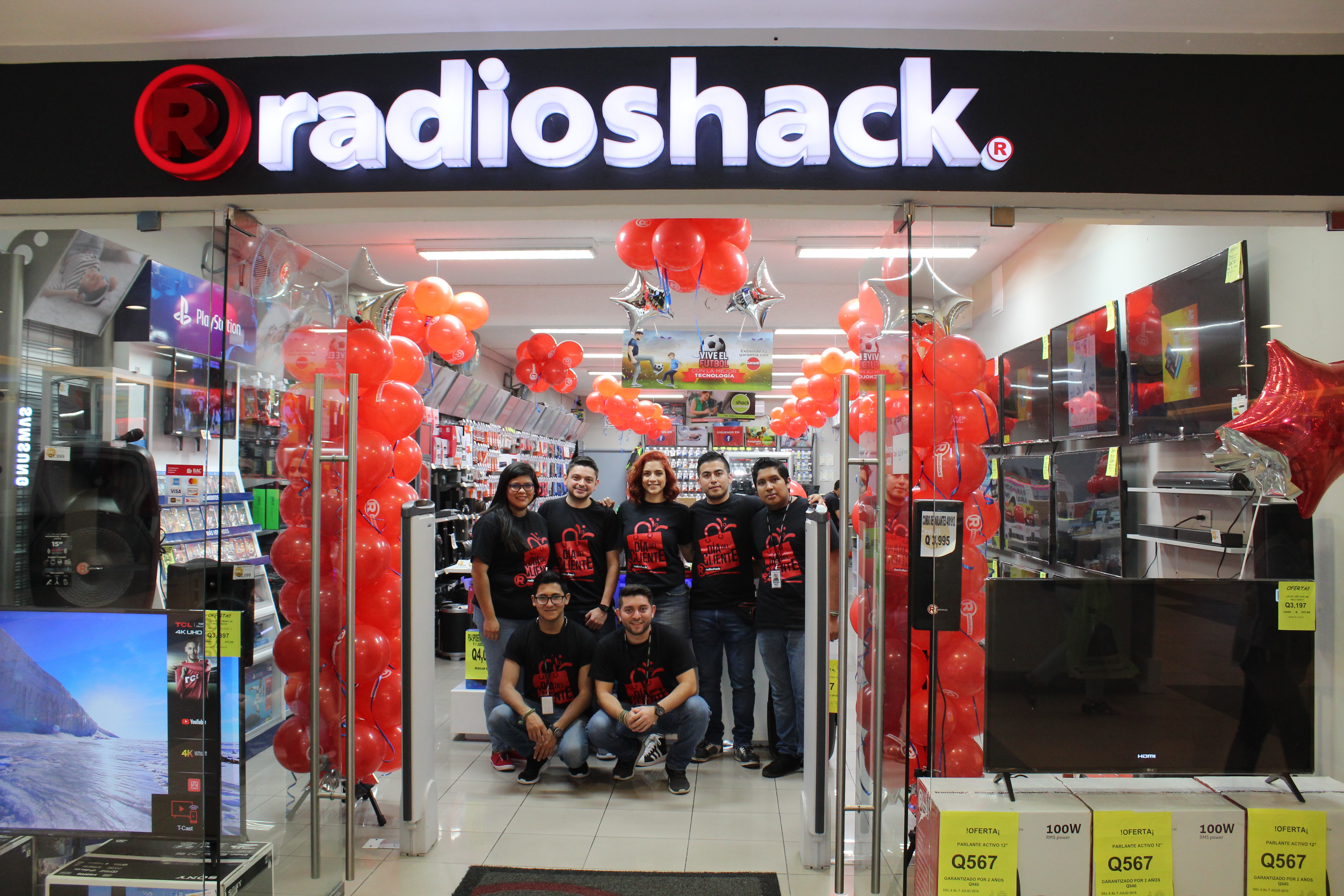 Con la presencia de directivos y empleados Radio Shack renovó la imagen de sus tiendas. (Foto Prensa Libre: cortesía RadioShack)
