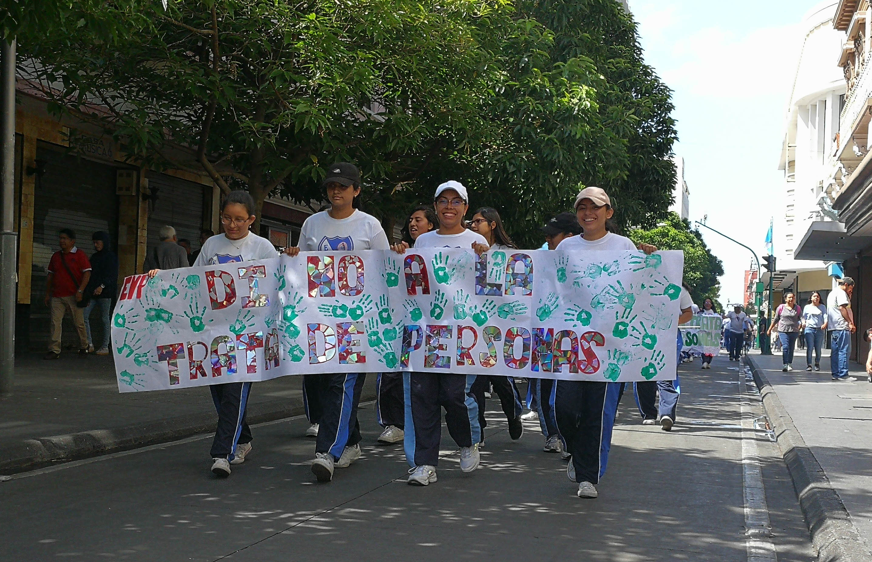 Las jóvenes marcharon por la sexta avenida de la zona uno capitalina. (Foto Prensa Libre: Jorge Ovalle) 