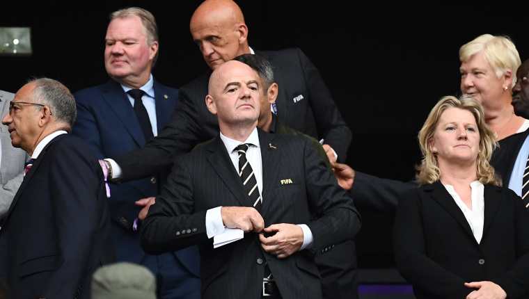 El presidente de la Fifa, Gianni Infantino -al centro-, está satisfecho con la organización del Mundial Femenino de Futbol Francia 2019 (Foto Prensa Libre: AFP)