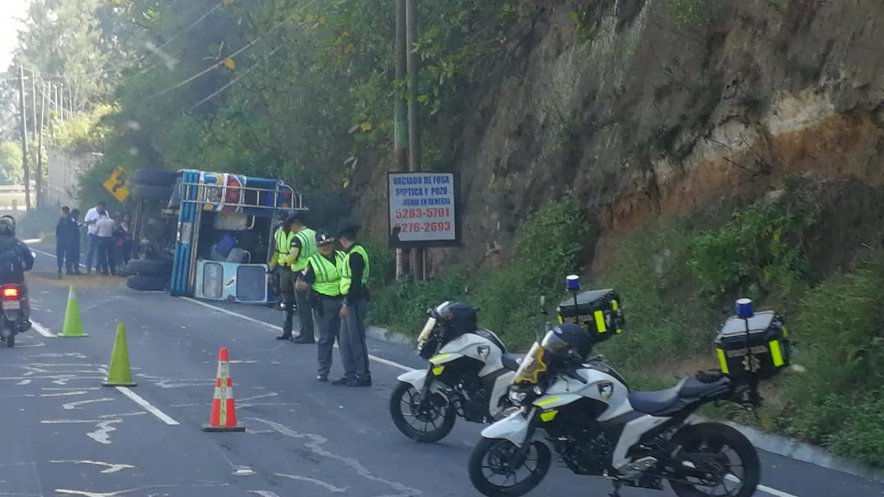 Un autobús volcó en el km 41 de la ruta Interamericana y obstaculiza el paso hacia la capital. (Foto Prensa Libre: Fernando Magzul)