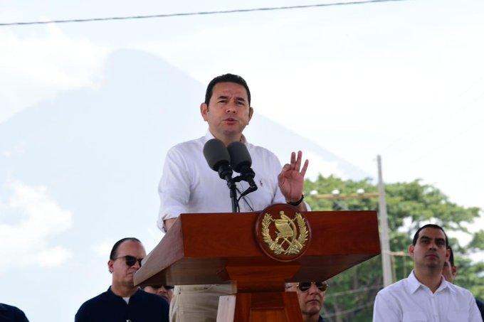 Jimmy Morales durante conferencia de prensa en Escuintla, donde entregó casas a los damnificados. (Foto Prensa Libre: Gobierno de Guatemala).