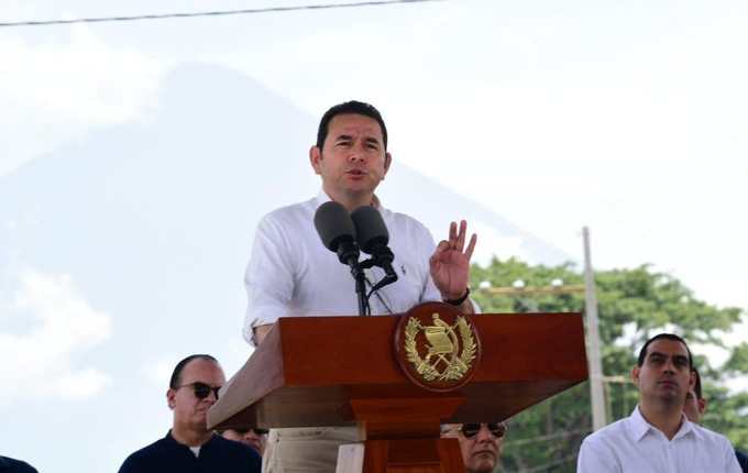 Jimmy Morales durante conferencia de prensa en Escuintla, donde entregó casas a los damnificados. (Foto Prensa Libre: Gobierno de Guatemala).