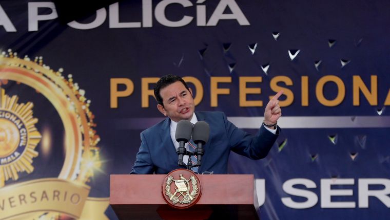 GU5001. CIUDAD DE GUATEMALA (GUATEMALA), 19/07/2019.- El presidente de Guatemala, Jimmy Morales, da un discurso durante el desfile del 22° aniversario de la Policía Nacional Civil (PNC), este viernes por las calles del Centro Histórico de la Ciudad de Guatemala, terminando en la Plaza de la Constitución (Guatemala). EFE/Esteban Biba