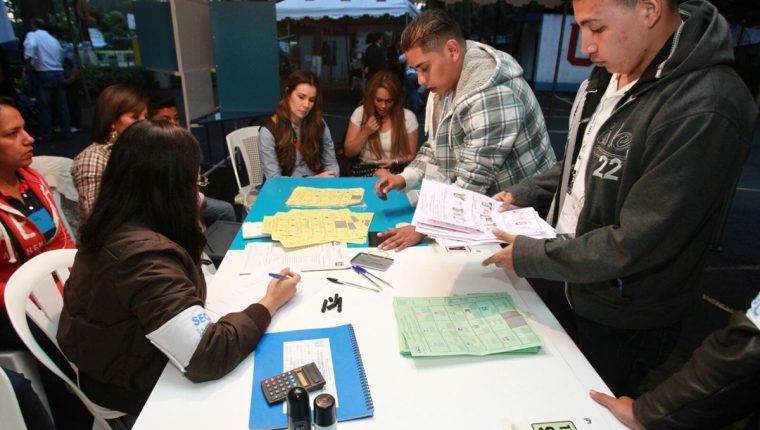 Miembros de una junta receptora de votos, durante el conteo de sufragios el pasado 16 de junio. (Foto Prensa Libre: Hemeroteca PL)