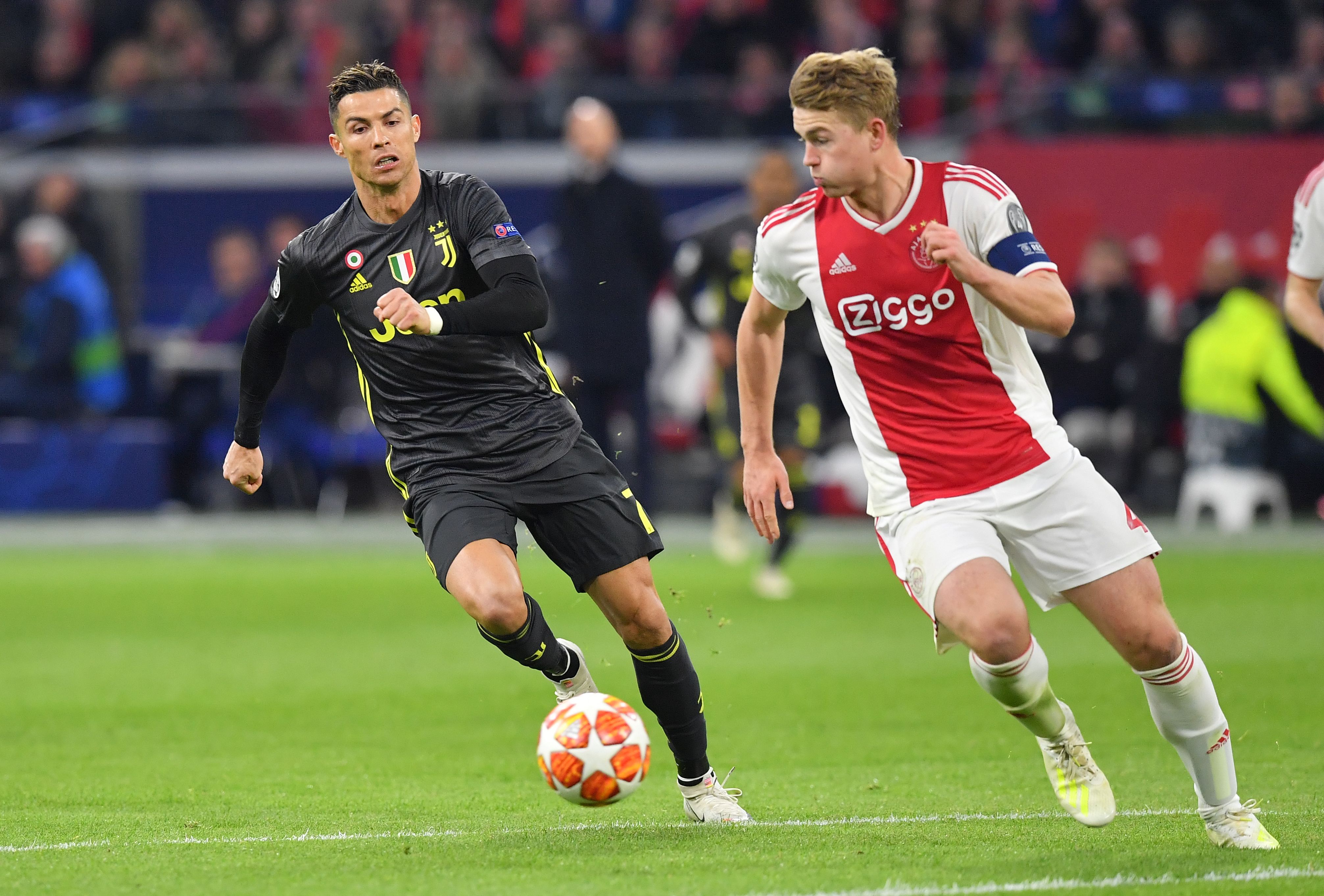 La Juventus de Turín hizo oficial el fichaje del holandés Matthijs De Ligt, quien llega al cuadro turinés procedente del Ajax en una operación de €85.5 millones y con un contrato hasta el 2024. Ahora compartirá vestuario con Cristiano Ronaldo (Foto Prensa Libre: AFP)
