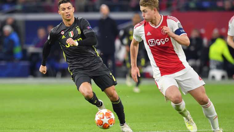 La Juventus de Turín hizo oficial el fichaje del holandés Matthijs De Ligt, quien llega al cuadro turinés procedente del Ajax en una operación de €85.5 millones y con un contrato hasta el 2024. Ahora compartirá vestuario con Cristiano Ronaldo (Foto Prensa Libre: AFP)