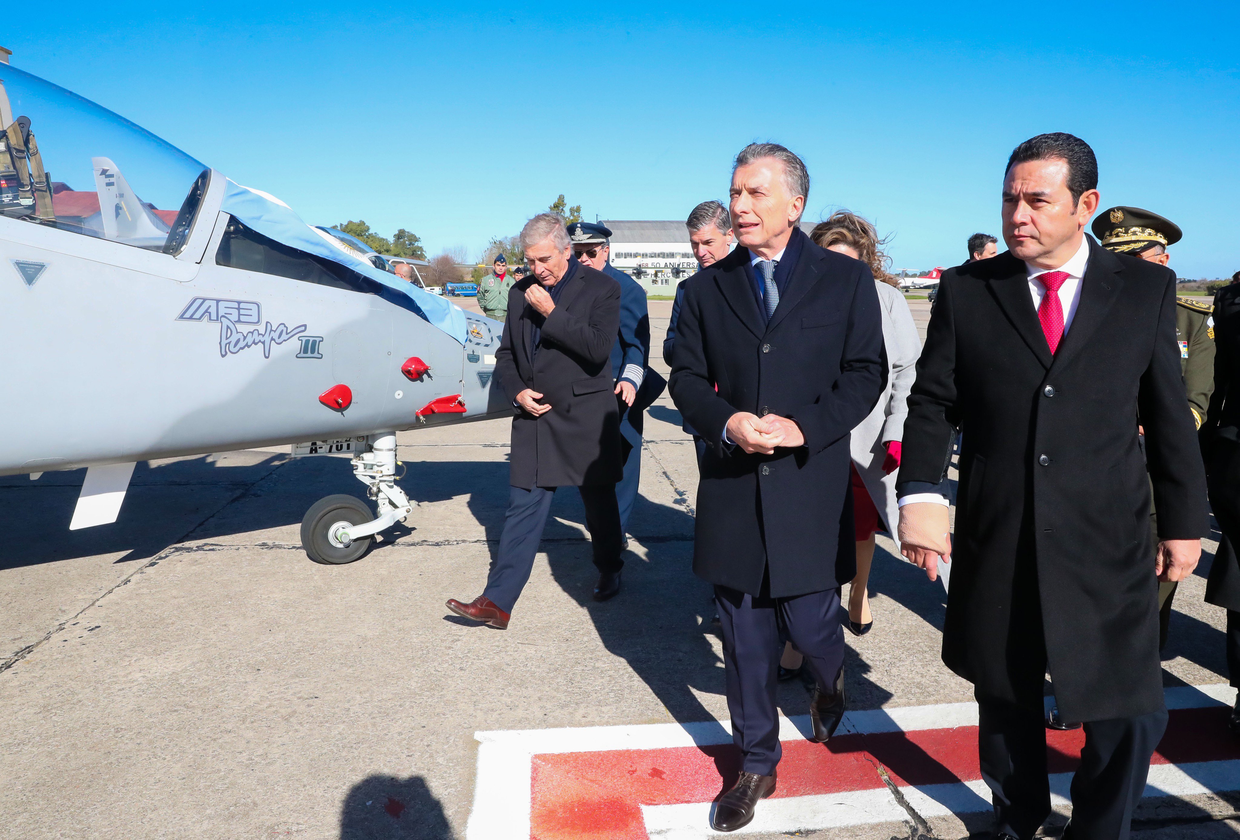El presidente Jimmy Morales concretó la adquisición de los dos aviones Pampa III durante una visita a Argentina. (Foto Prensa Libre: @mauriciomacri)
