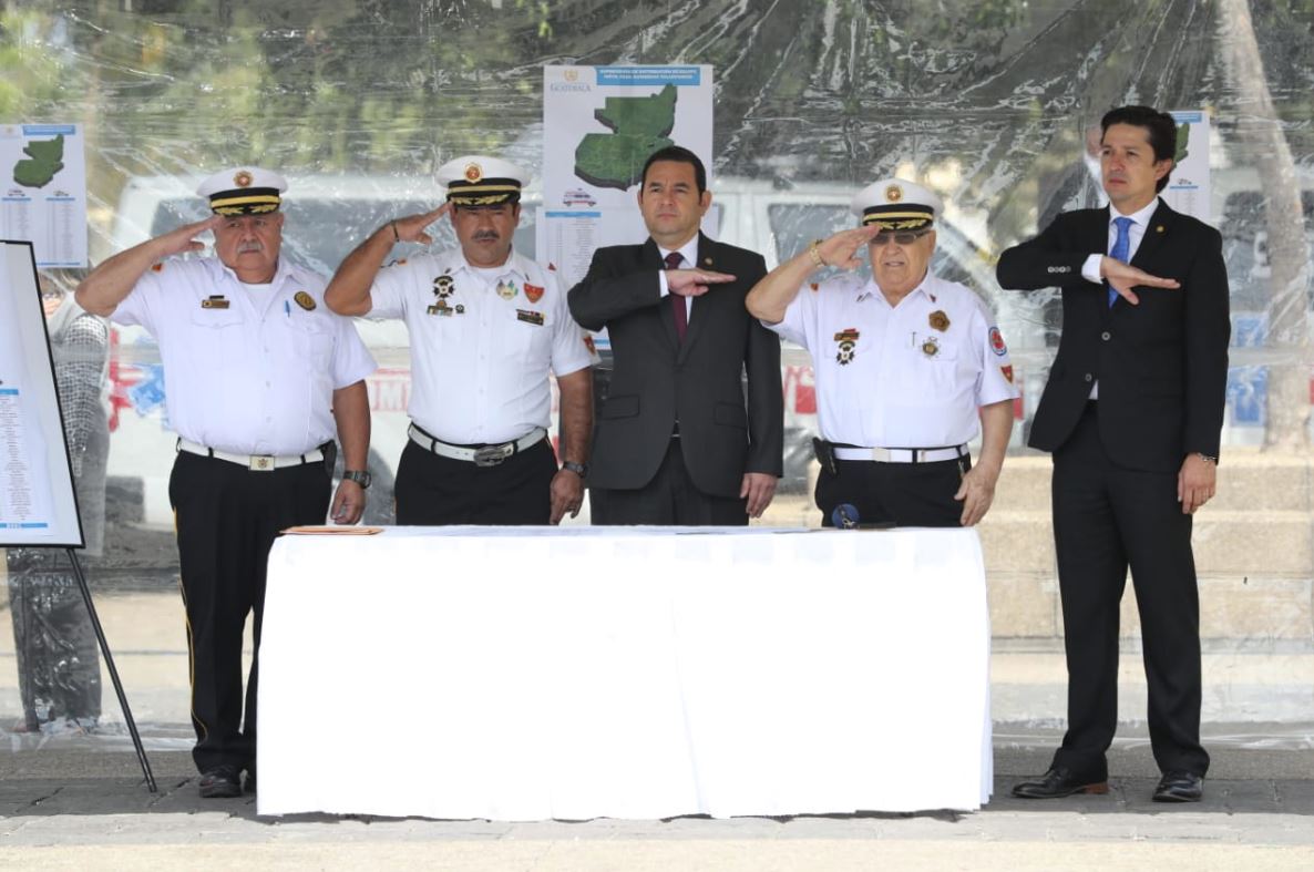El presidente Jimmy Morales participó en la donación de ambulancias. (Foto Prensa Libre: Érick Ávila)