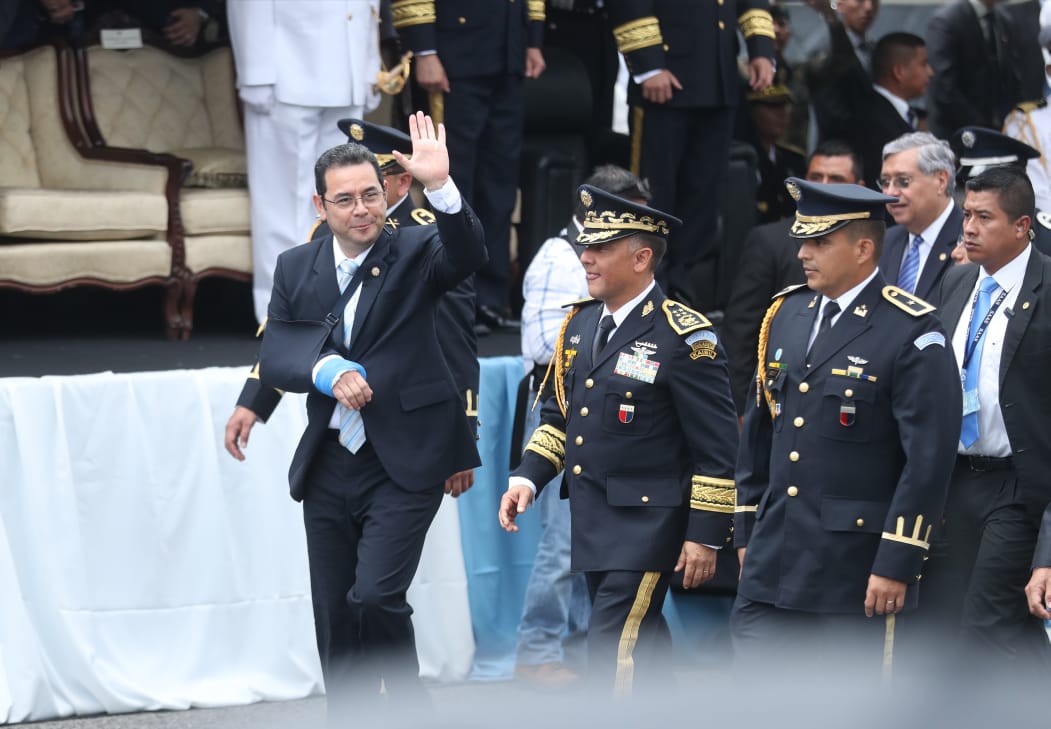 El presidente Jimmy Morales durante el desfile del Día del Ejército. (Foto Prensa Libre: Hemeroteca PL)