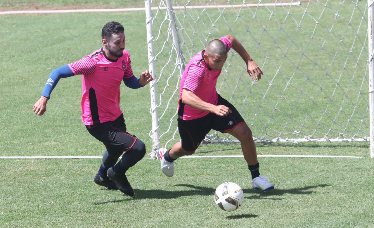 John Méndez (derecha) se lesionó durante el entrenamiento del martes y se perderá el Clásico 307. (Foto Prensa Libre: Francisco Sánchez)