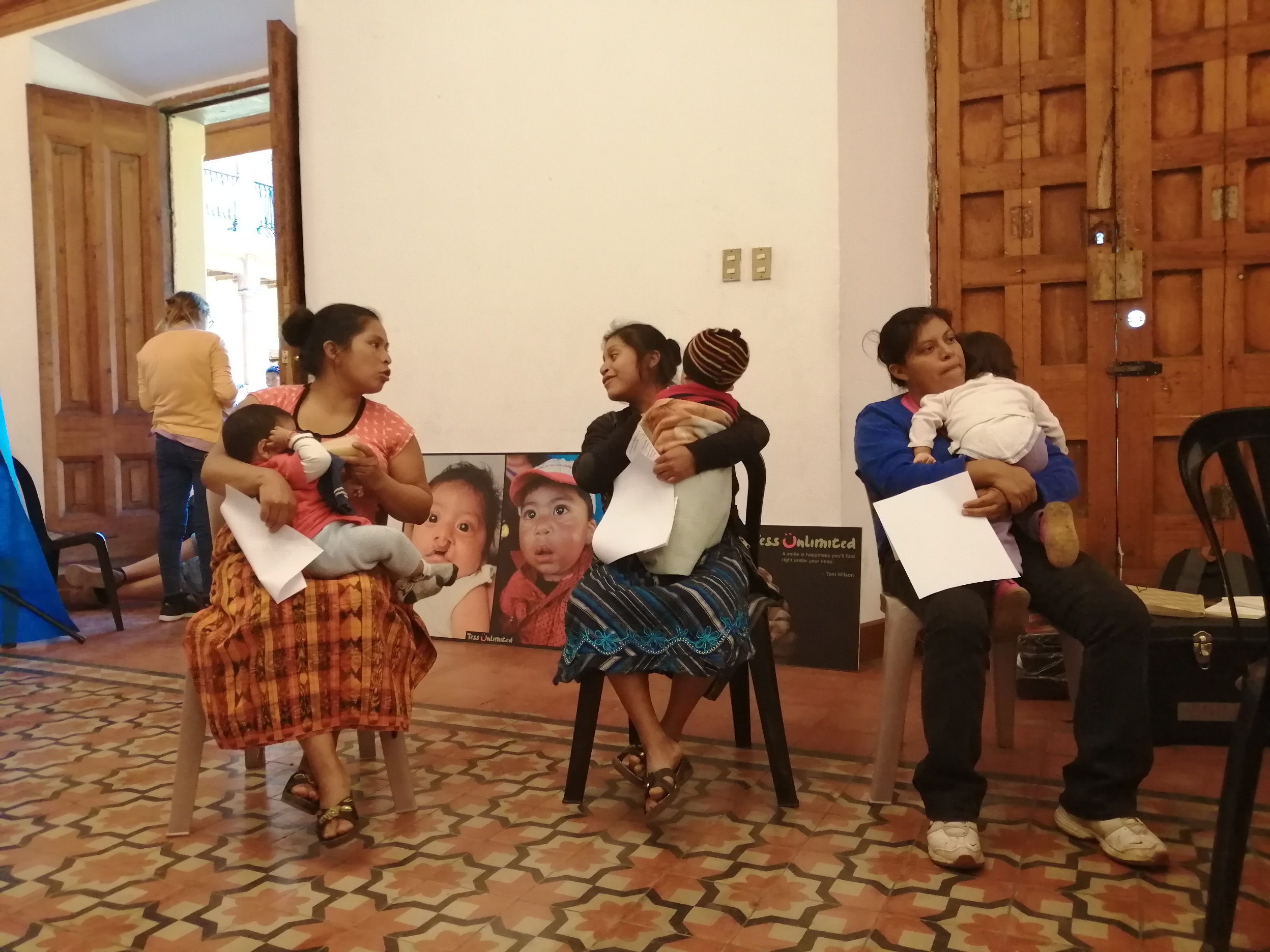 Madres de niños con labio y paladar hendido encuentran una esperanza con la asociación Tess Sin Límites.  (Foto Prensa Libre: María Longo) 