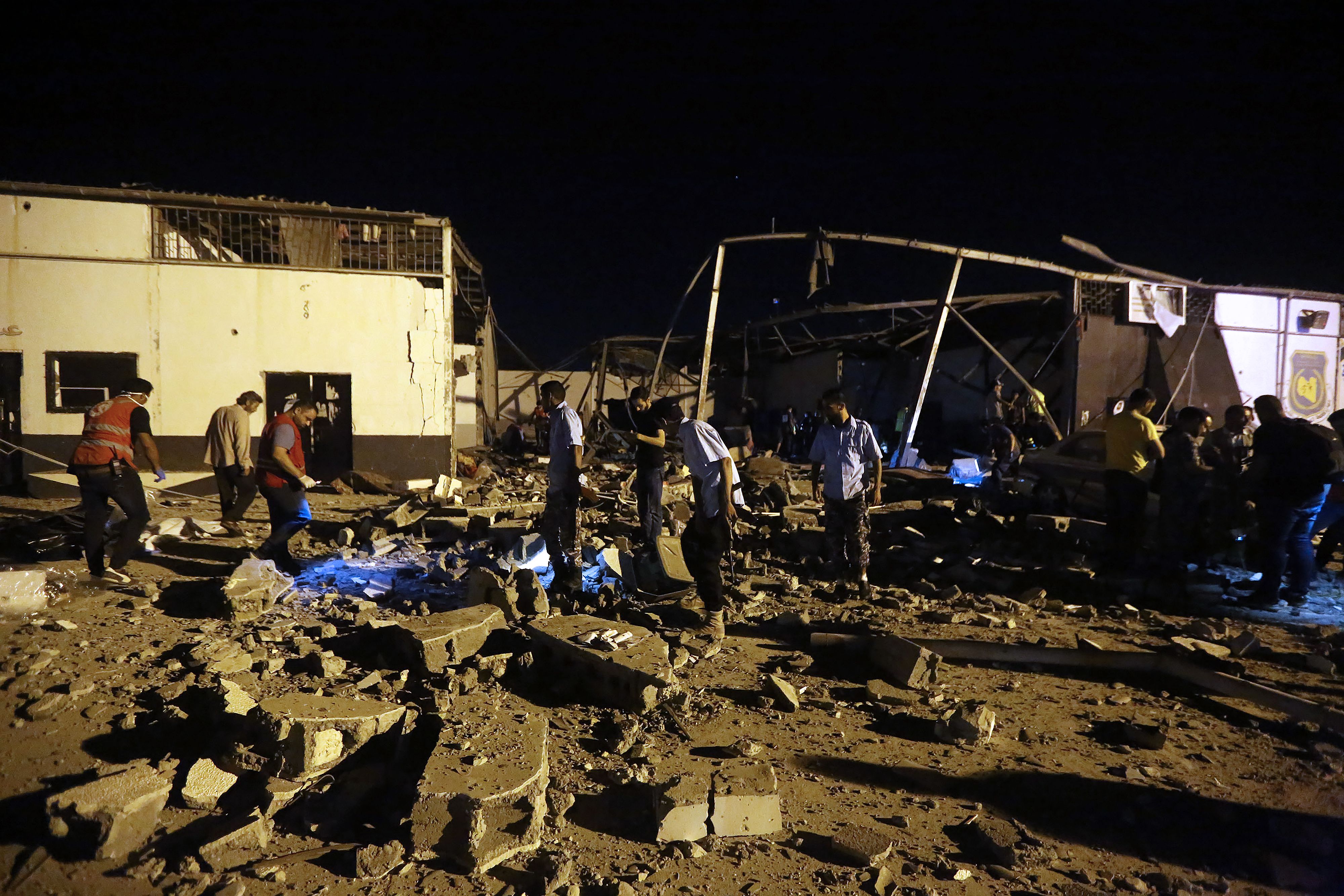 Socorristas buscan a sobrevivientes a bombardeo en Trípoli, Libia. (Foto Prensa Libre: AFP)