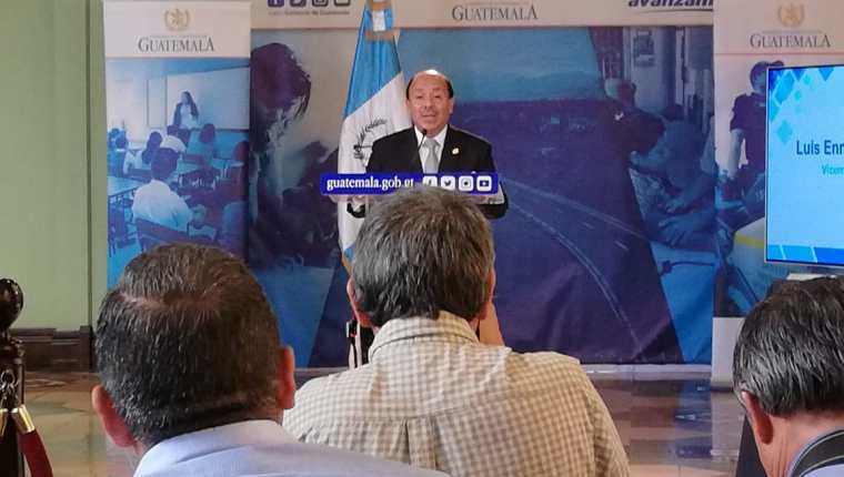 El viceministro de Gobernación Luis Arévalo en conferencia de prensa. (Foto Prensa Libre: Érick Ávila)