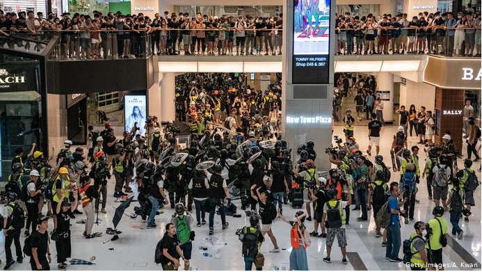 La policía dijo que los manifestantes “se volvieron locos”. Se vivieron caóticas escenas en un centro comercial.