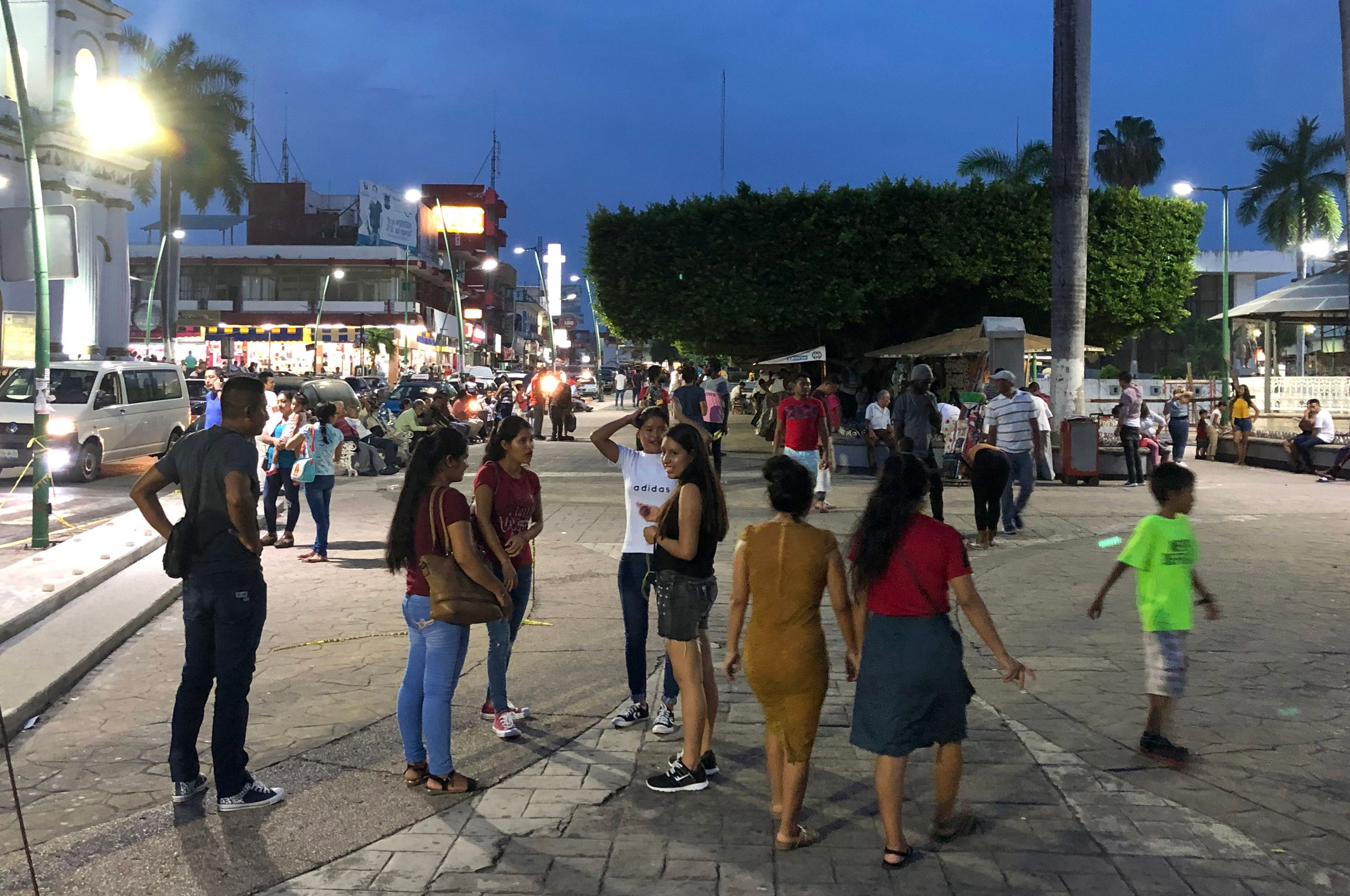 Entre los peatones también se desplazan migrantes centroamericanos en el Parque Central Miguel Hidalgo en Tapachula, Chiapas, México. (Foto Prensa Libre: AFP). 