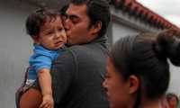 Kevin, migrante guatemalteco recién deportado de EE. UU., besa a su hijo Osaías, de un año, después de permanecer fuera del país por dos meses. (Foto Prensa Libre EFE)