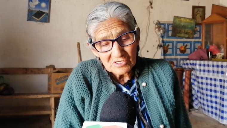 Antonia Menchú, de 84 años, asegura que compra alimentos con la remesa que le envía su hijo. (Foto Prensa Libre: María Longo) 