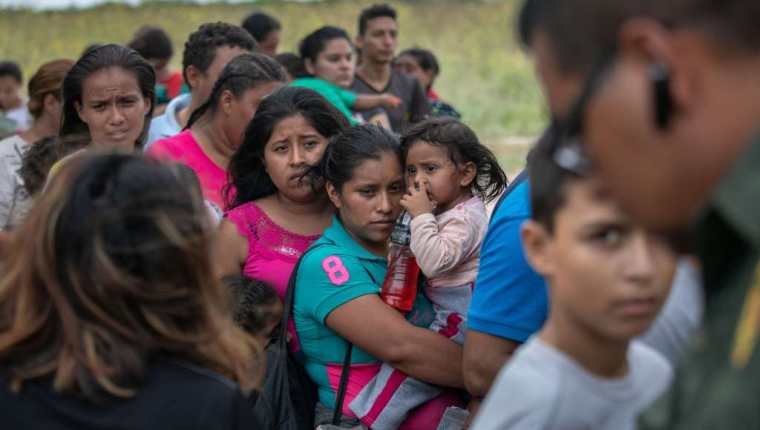 Centroamericanos se entregan a las autoridades fronterizas luego de intentar llegar a Estados Unidos. (Foto Prensa Libre: AFP)