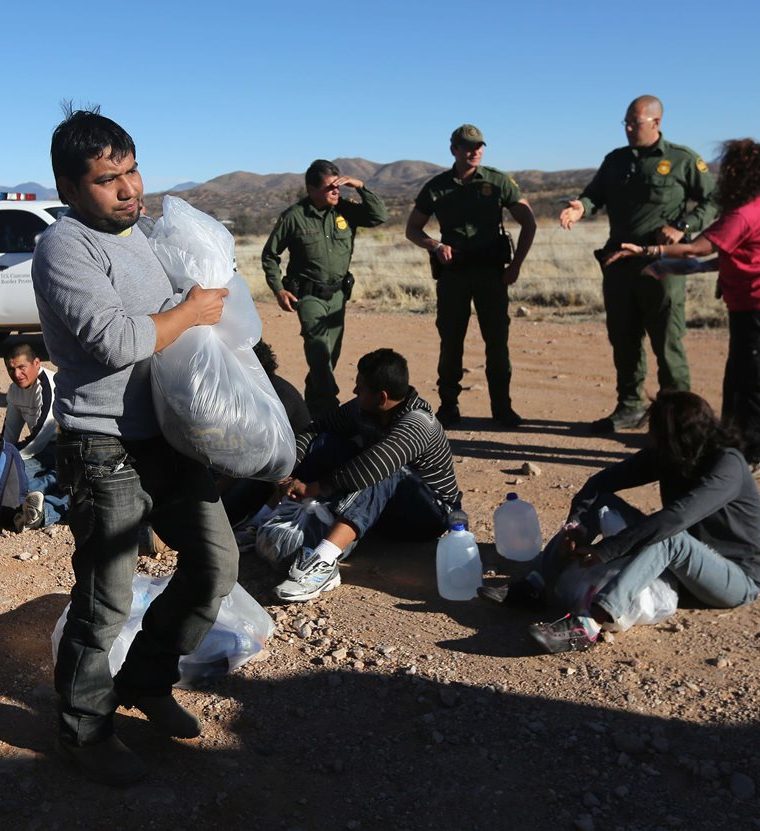 Migrantes intentan cruzar la frontera entre México y EE. UU. (Foto Prensa Libre: Hemeroteca PL)