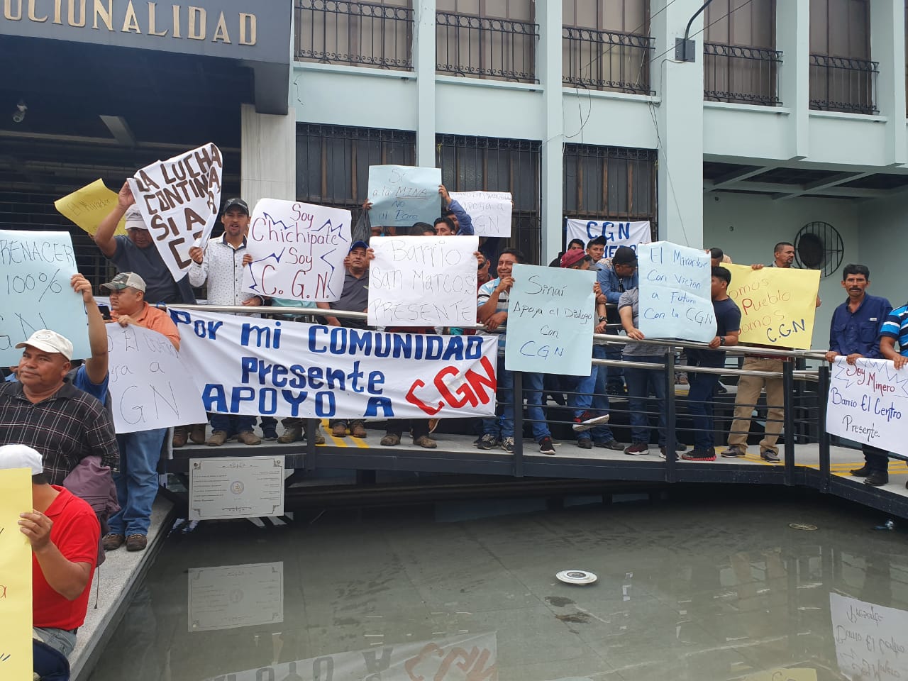 Comunitarios del Estor y otras aledañas manifestaron ante la CC por inconformidad ante cierre temporal de mina de níquel. (Foto Prensa Libre: Cortesía)